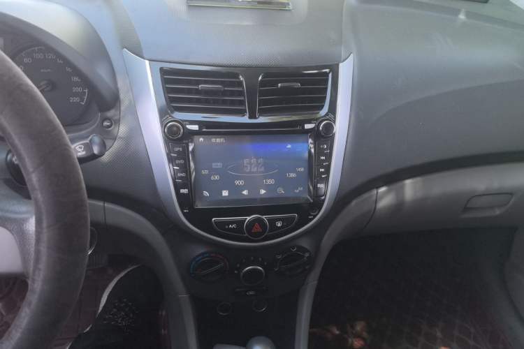 Used Hyundai Verna (older generation) 2014 1.4L Automatic Smart GLS Audio And AC Panel