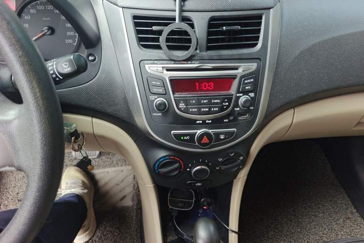 Used Hyundai Verna (older generation) 2014 1.4L Automatic Smart GLS Audio And AC Panel
