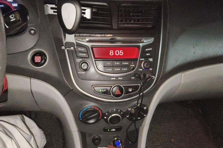 Used Hyundai Verna (older generation) 2014 1.4L Automatic Leading-Edge GLX Audio And AC Panel