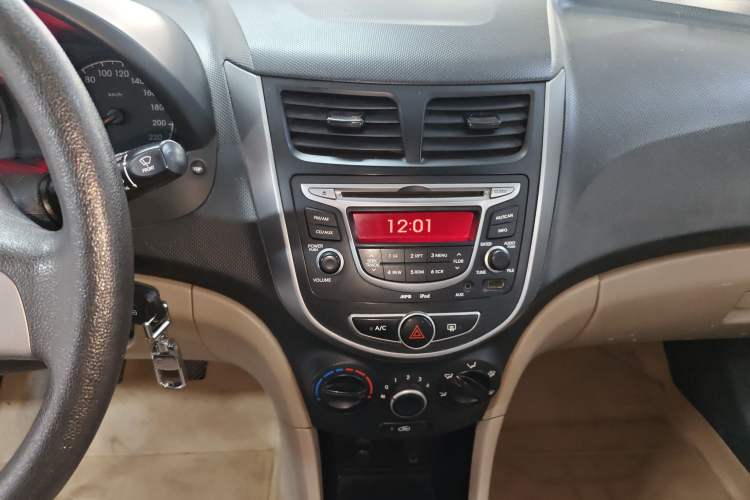 Used Hyundai Verna (older generation) 2014 1.4L Manual Smart GLS Trim Audio And AC Panel