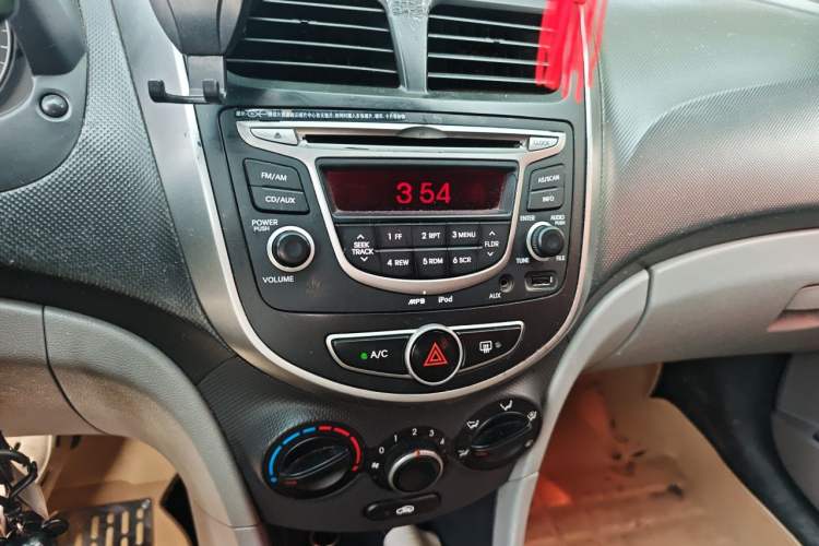 Used Hyundai Verna (older generation) 2014 1.4L Automatic Smart GLS Audio And AC Panel
