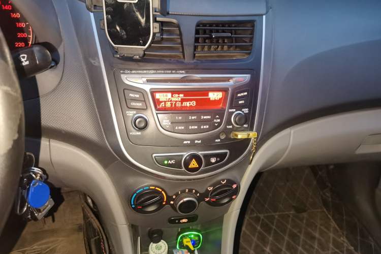 Used Hyundai Verna (older generation) 2014 1.4L Automatic Fashion GS Model Audio And AC Panel