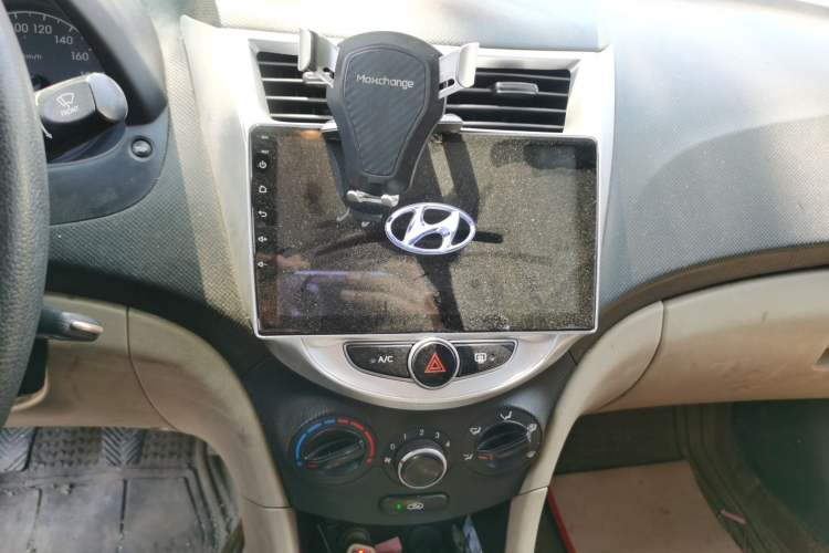 Used Hyundai Verna (older generation) 2014 1.4L Manual Fashion GS Model Audio And AC Panel