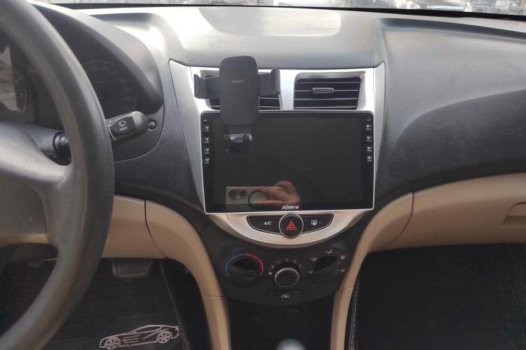 Used Hyundai Verna (older generation) 2014 1.4L Automatic Fashion GS Model Audio And AC Panel