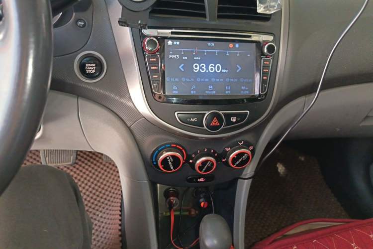 Used Hyundai Verna (older generation) 2014 1.4L Automatic Leading-Edge GLX Audio And AC Panel