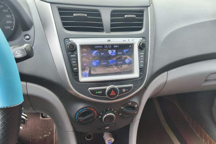 Used Hyundai Verna (older generation) 2014 1.4L Automatic Smart GLS Audio And AC Panel