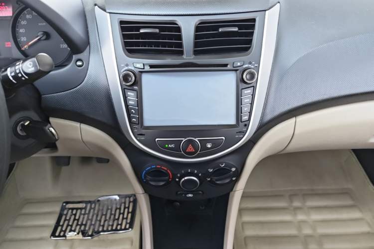 Used Hyundai Verna (older generation) 2014 1.4L Manual Smart GLS Trim Audio And AC Panel
