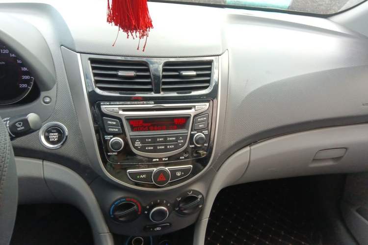 Used Hyundai Verna (older generation) 2014 1.4L Manual Top-Tier Model TOP Audio And AC Panel