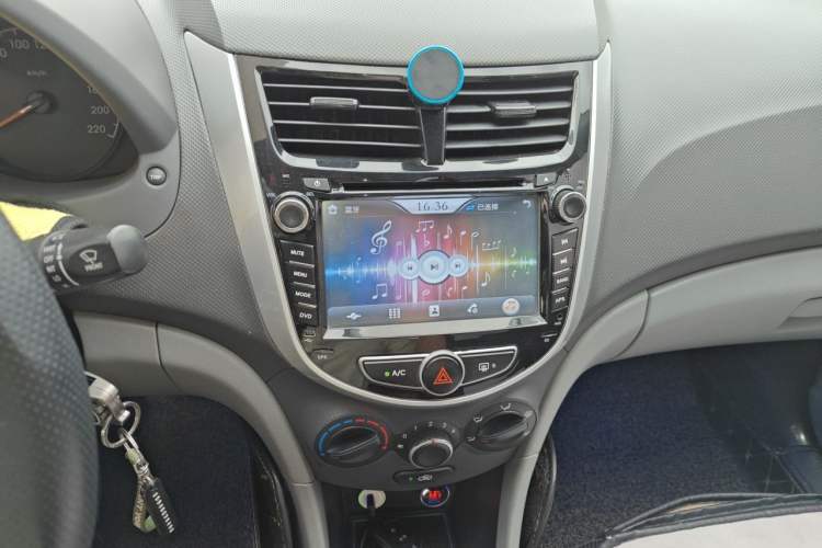 Used Hyundai Verna (older generation) 2014 1.4L Manual Smart GLS Trim Audio And AC Panel