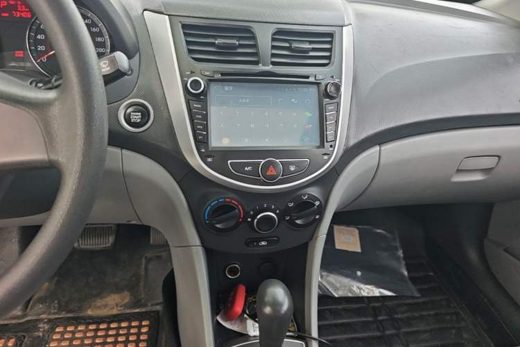 Used Hyundai Verna (older generation) 2014 1.4L Automatic Leading-Edge GLX Audio And AC Panel