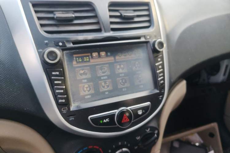 Used Hyundai Verna (older generation) 2014 1.4L Manual Smart GLS Trim Audio And AC Panel
