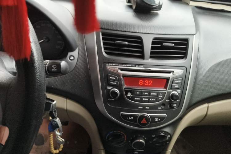 Used Hyundai Verna (older generation) 2014 1.4L Manual Smart GLS Trim Audio And AC Panel