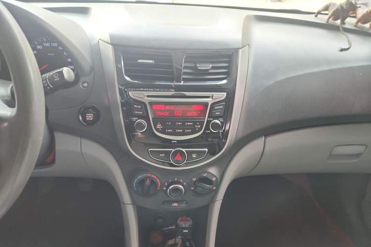Used Hyundai Verna (older generation) 2014 1.4L Manual Top-Tier Model TOP Audio And AC Panel