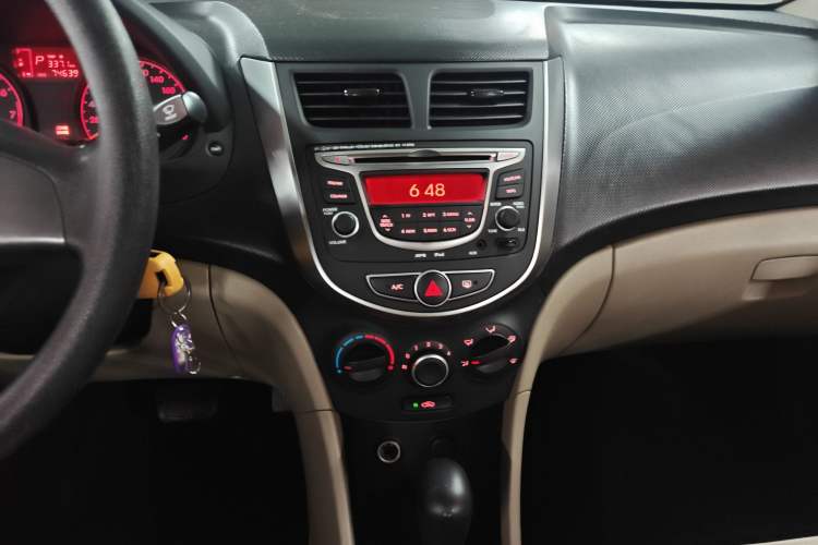 Used Hyundai Verna (older generation) 2014 1.4L Automatic Smart GLS Audio And AC Panel