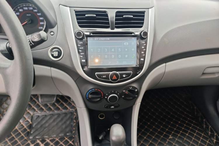 Used Hyundai Verna (older generation) 2014 1.4L Automatic Leading-Edge GLX Audio And AC Panel