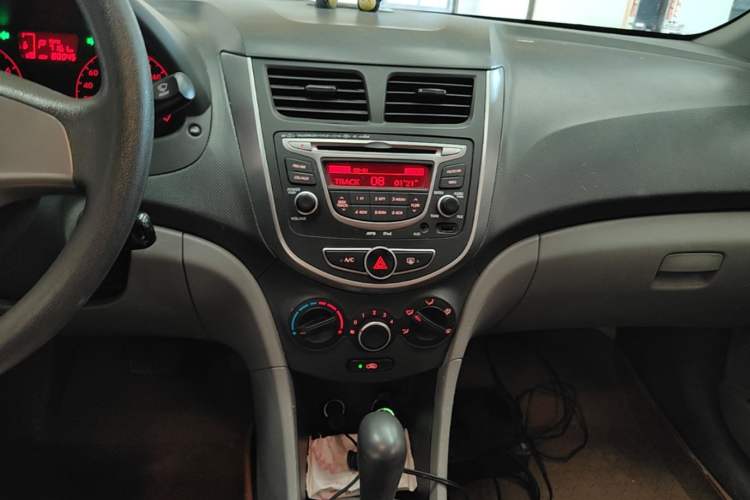 Used Hyundai Verna (older generation) 2014 1.4L Automatic Smart GLS Audio And AC Panel