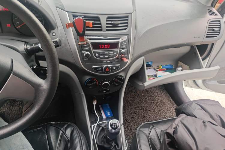 Used Hyundai Verna (older generation) 2014 1.4L Manual Smart GLS Trim Audio And AC Panel