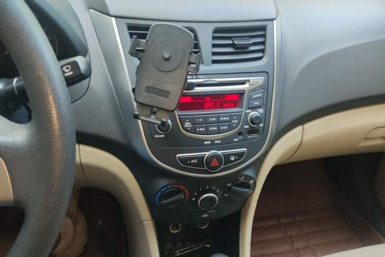 Used Hyundai Verna (older generation) 2014 1.4L Automatic Smart GLS Audio And AC Panel