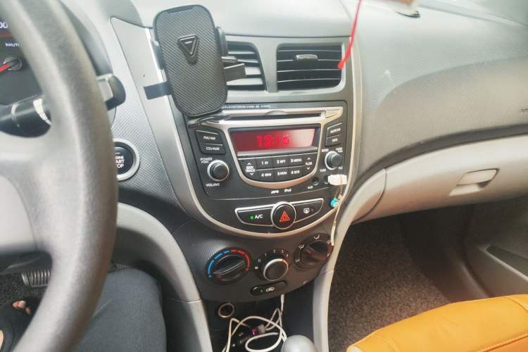 Used Hyundai Verna (older generation) 2014 1.4L Automatic Leading-Edge GLX Audio And AC Panel