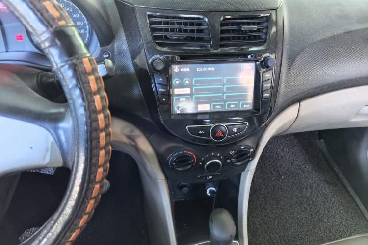 Used Hyundai Verna (older generation) 2014 1.4L Automatic Leading-Edge GLX Audio And AC Panel