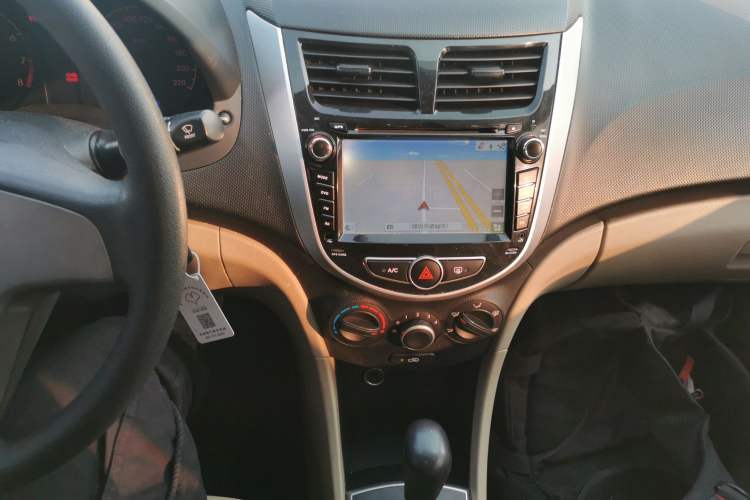 Used Hyundai Verna (older generation) 2014 1.4L Automatic Smart GLS Audio And AC Panel