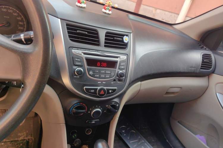 Used Hyundai Verna (older generation) 2014 1.4L Automatic Smart GLS Audio And AC Panel