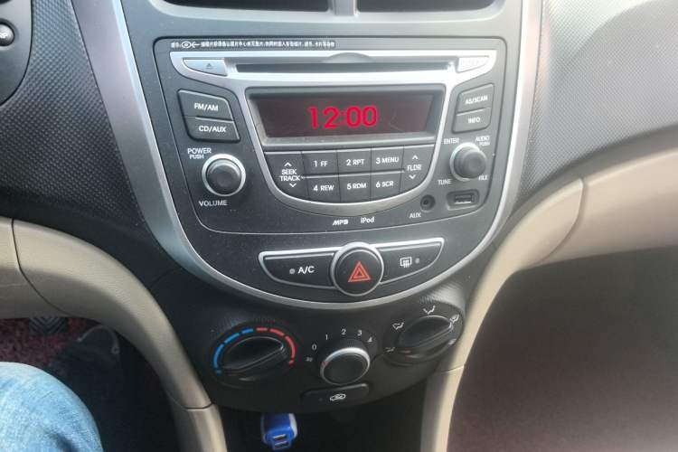 Used Hyundai Verna (older generation) 2014 1.4L Manual Smart GLS Trim Audio And AC Panel