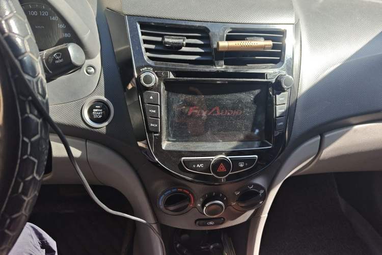 Used Hyundai Verna (older generation) 2014 1.4L Automatic Leading-Edge GLX Audio And AC Panel