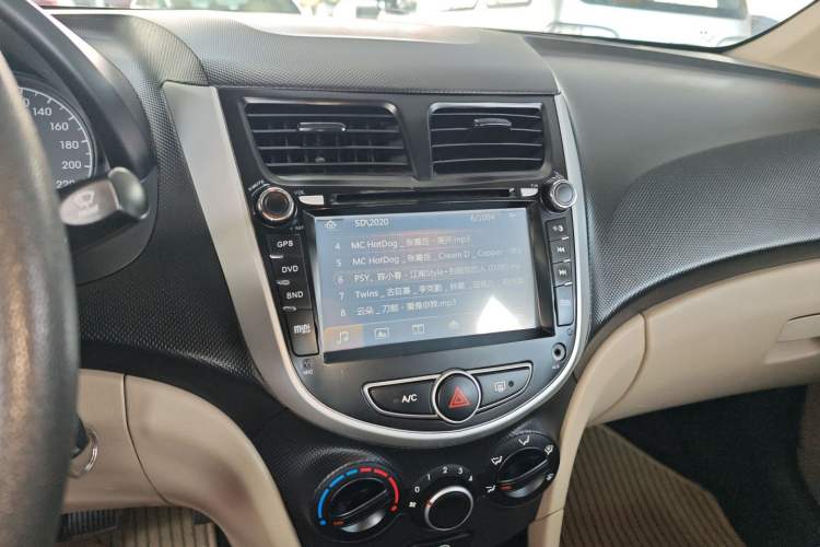 Used Hyundai Verna (older generation) 2014 1.4L Automatic Smart GLS Audio And AC Panel