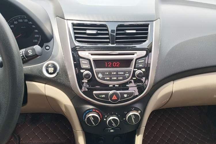 Used Hyundai Verna (older generation) 2014 1.4L Manual Top-Tier Model TOP Audio And AC Panel