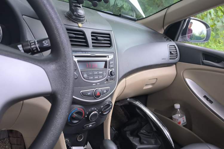 Used Hyundai Verna (older generation) 2014 1.4L Automatic Leading-Edge GLX Audio And AC Panel