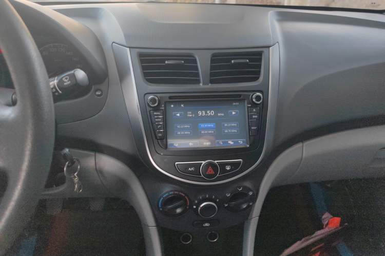 Used Hyundai Verna (older generation) 2014 1.4L Manual Smart GLS Trim Audio And AC Panel
