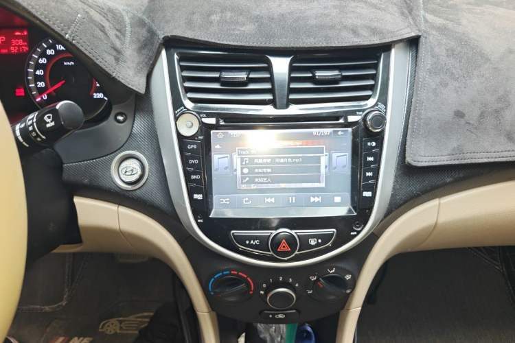 Used Hyundai Verna (older generation) 2014 1.4L Automatic Leading-Edge GLX Audio And AC Panel