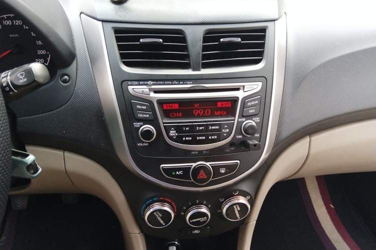 Used Hyundai Verna (older generation) 2014 1.4L Manual Smart GLS Trim Audio And AC Panel