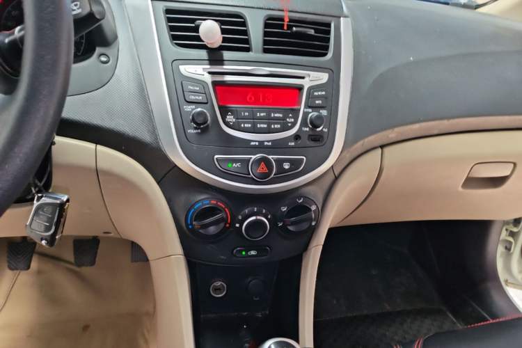 Used Hyundai Verna (older generation) 2014 1.4L Manual Smart GLS Trim Audio And AC Panel