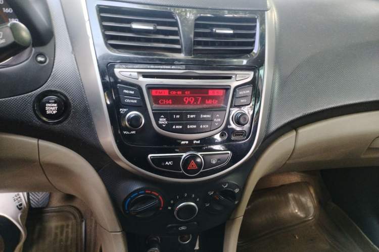Used Hyundai Verna (older generation) 2014 1.4L Manual Top-Tier Model TOP Audio And AC Panel