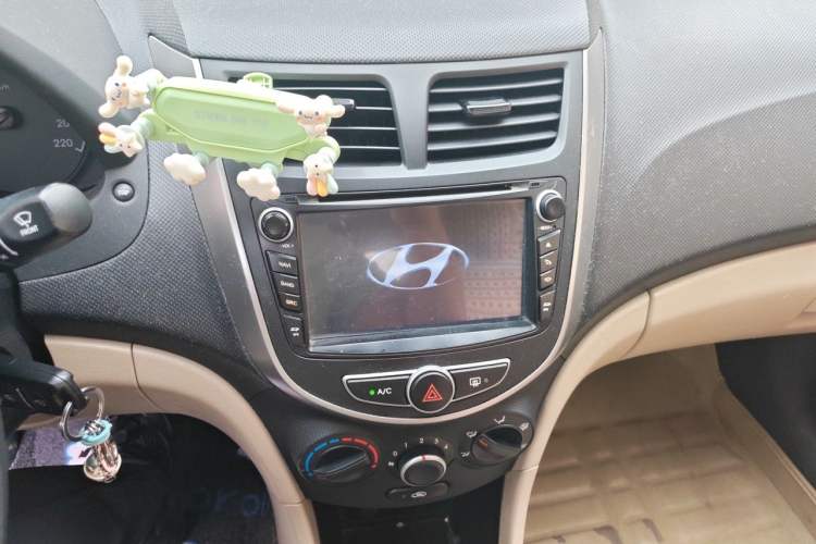 Used Hyundai Verna (older generation) 2014 1.4L Automatic Smart GLS Audio And AC Panel