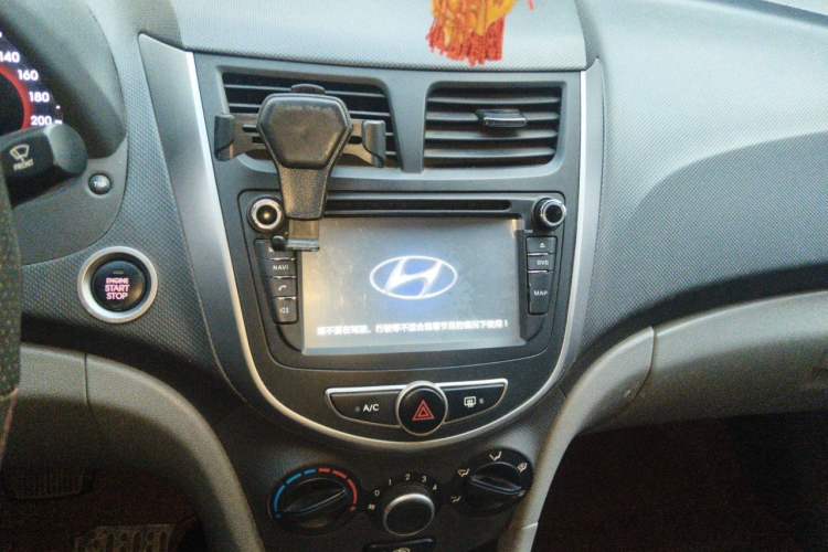 Used Hyundai Verna (older generation) 2014 1.4L Automatic Leading-Edge GLX Audio And AC Panel