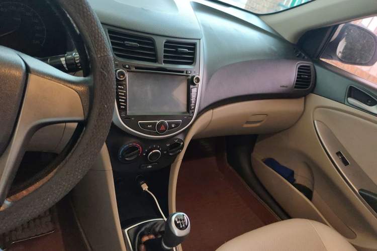 Used Hyundai Verna (older generation) 2014 1.4L Manual Smart GLS Trim Audio And AC Panel