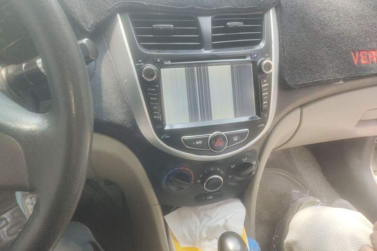 Used Hyundai Verna (older generation) 2014 1.4L Automatic Leading-Edge GLX Audio And AC Panel