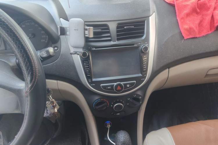 Used Hyundai Verna (older generation) 2014 1.4L Automatic Smart GLS Audio And AC Panel