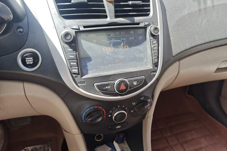 Used Hyundai Verna (older generation) 2014 1.4L Automatic Leading-Edge GLX Audio And AC Panel