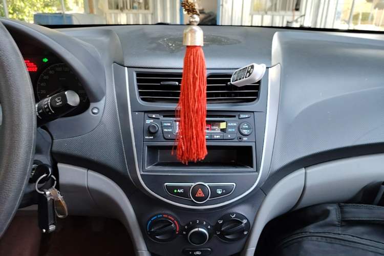 Used Hyundai Verna (older generation) 2014 1.4L Manual Fashion GS Model Audio And AC Panel