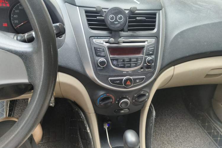 Used Hyundai Verna (older generation) 2014 1.4L Automatic Smart GLS Audio And AC Panel