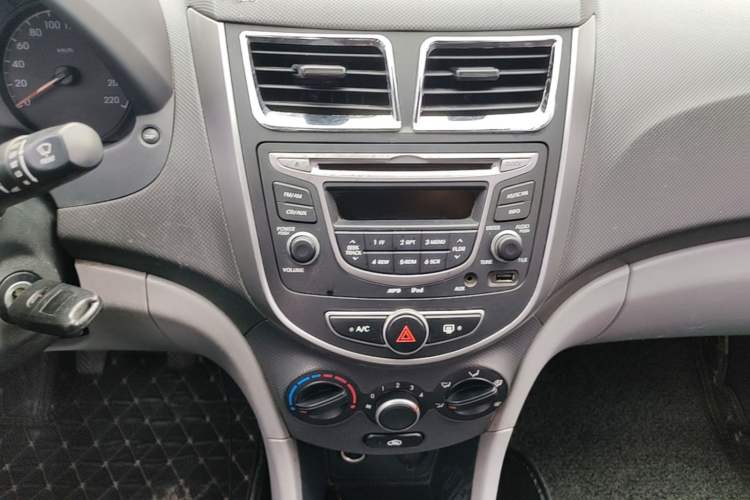 Used Hyundai Verna (older generation) 2014 1.4L Manual Smart GLS Trim Audio And AC Panel