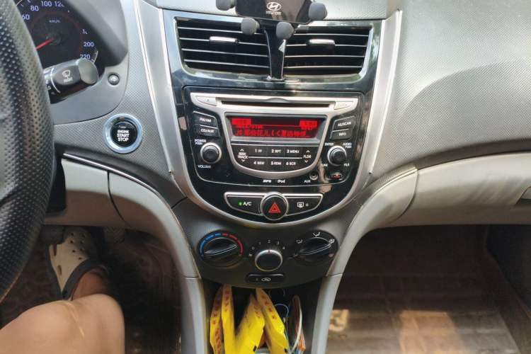 Used Hyundai Verna (older generation) 2014 1.4L Manual Top-Tier Model TOP Audio And AC Panel