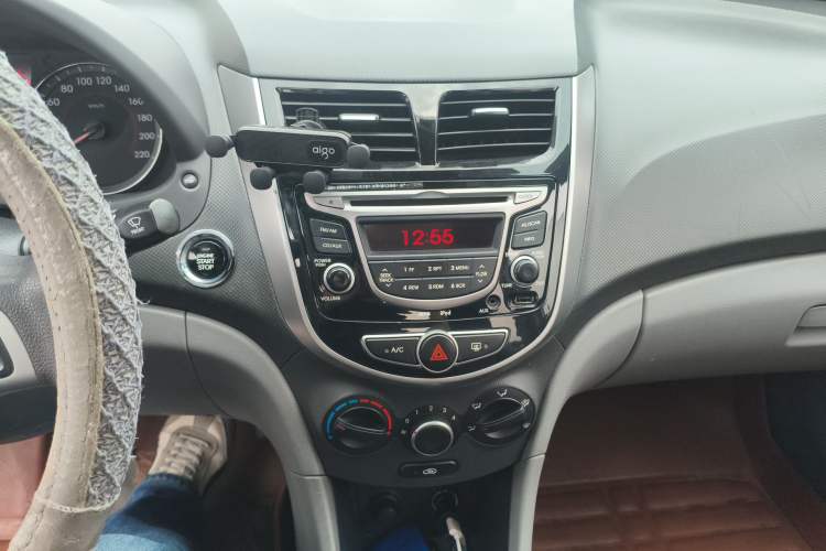 Used Hyundai Verna (older generation) 2014 1.4L Manual Top-Tier Model TOP Audio And AC Panel