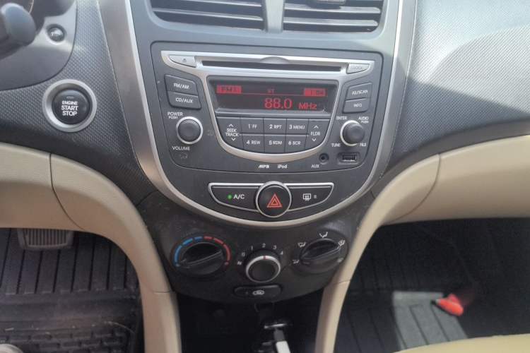 Used Hyundai Verna (older generation) 2014 1.4L Automatic Leading-Edge GLX Audio And AC Panel