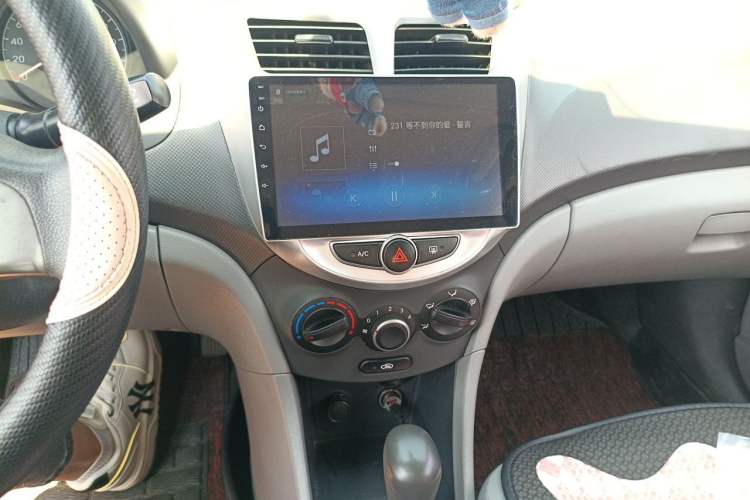 Used Hyundai Verna (older generation) 2014 1.4L Automatic Fashion GS Model Audio And AC Panel