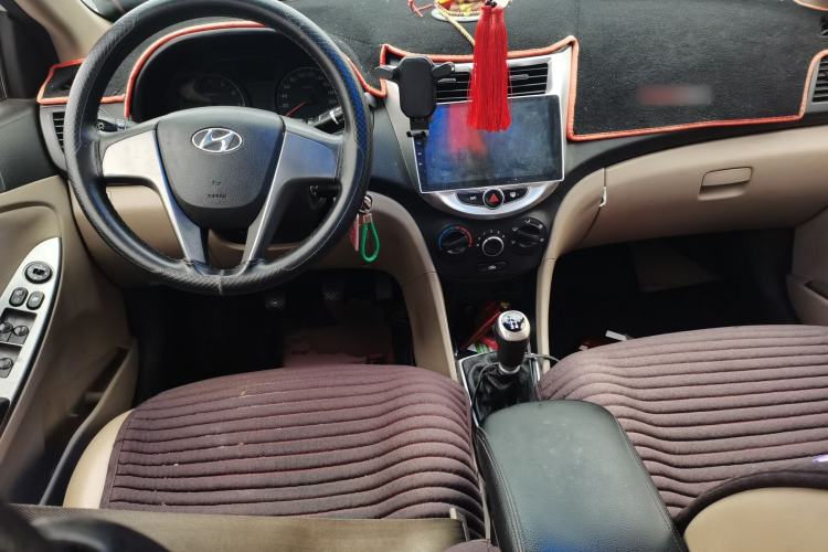 Used Hyundai Verna (older generation) 2014 1.4L Manual Smart GLS Trim Center Console
